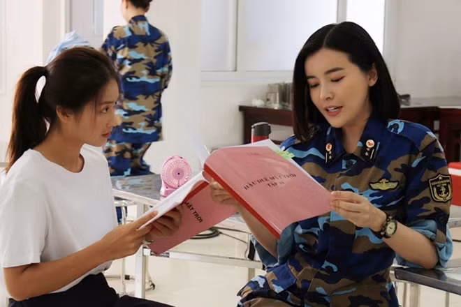 Nhận xét về Khả Ngân – người đóng chung với mình trong nhiều phân đoạn, Cao Thái Hà cho biết, ở “Hậu duệ mặt trời”, vai diễn của Khả Ngân sẽ mang một màu sắc hoàn toàn khác với bản gốc của Hàn Quốc. “Ở Khả Ngân có sự trẻ trung và đáng yêu của nhân vật bác sĩ Hoài Phương. Tôi cũng hi vọng khán giả đừng đem Ngân ra so sánh với bản gốc, vì với độ tuổi của Ngân và những gì Ngân đã làm được, tôi rất nể cô ấy”, Cao Thái Hà khẳng định.