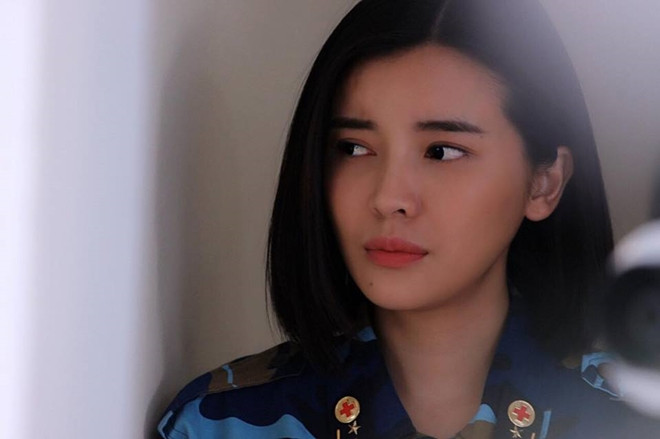 Trong phim, Cao Thái Hà vào vai trung úy Minh Ngọc - cô gái mạnh mẽ, cá tính, dám thể hiện tình cảm với người mình yêu, Thượng sĩ Bảo Huy (Hữu Vi).