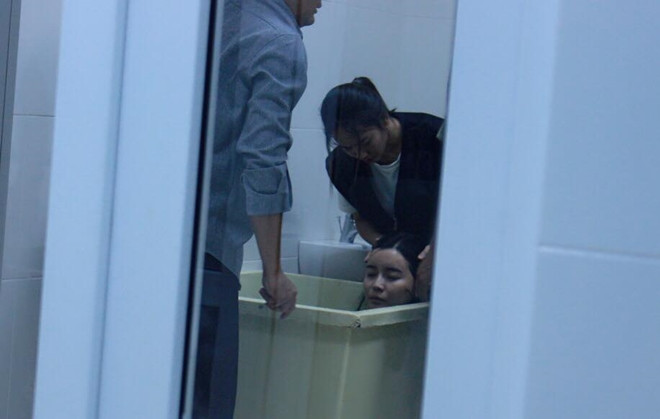 Mới đây, trên trang cá nhân, nữ diễn viên được mệnh danh là “người đẹp Tây Đô” chia sẻ hình ảnh hậu trường quay cảnh bị “quăng vào thùng nước đá lúc 3h sáng”. Liên hệ với Cao Thái Hà, nữ diễn viên 9X cho biết, đó là bối cảnh ở phòng bệnh cách ly của Trung úy Minh Ngọc với những phân đoạn nặng về tâm lý. Đây là cảnh quay khi nhân vật do cô thể hiện bị sốt cao nguy hiểm đến tính mạng, nên buộc phải ngâm vào nước đá để chờ thuốc về cấp cứu.