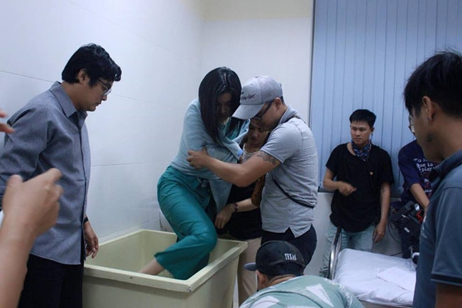 “Lúc đó, tôi nghĩ không biết mình có chịu nổi không vì khi nước lạnh tràn vào người, cảm giác toàn thân run lên bần bật. Ngoài ra, tôi phải chờ các bạn diễn thoại gần 2 trang thì mới kết thúc phân đoạn này”, Cao Thái Hà chia sẻ.