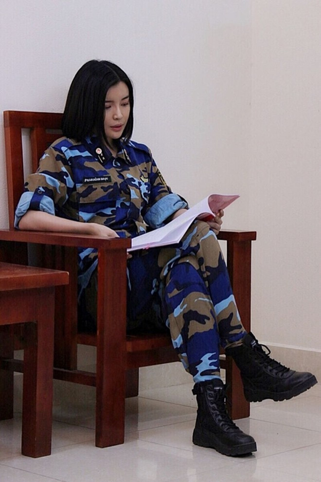 Chia sẻ về những khó khăn khi đóng “Hậu duệ mặt trời” bản Việt, Cao Thái Hà tâm sự, do vai và lưng của cô không được ngang và thẳng nên suốt qua trình quay phim, người đẹp phải nịt đai định hình để có tác phong quân đội tốt nhất. Chính vì thế, diễn viên 9X phải mặc 3 lớp áo rồi ngoài cùng là bộ đồ quân đội. Thời tiết nắng nóng cộng thêm đau nhức ở phần lưng khiến cô đôi lúc cảm thấy mệt mỏi. Tuy nhiên, không vì thế mà người đẹp để ảnh hưởng đến công việc chung của đoàn phim. Cô luôn giữ tinh thần tốt nhất để làm việc.