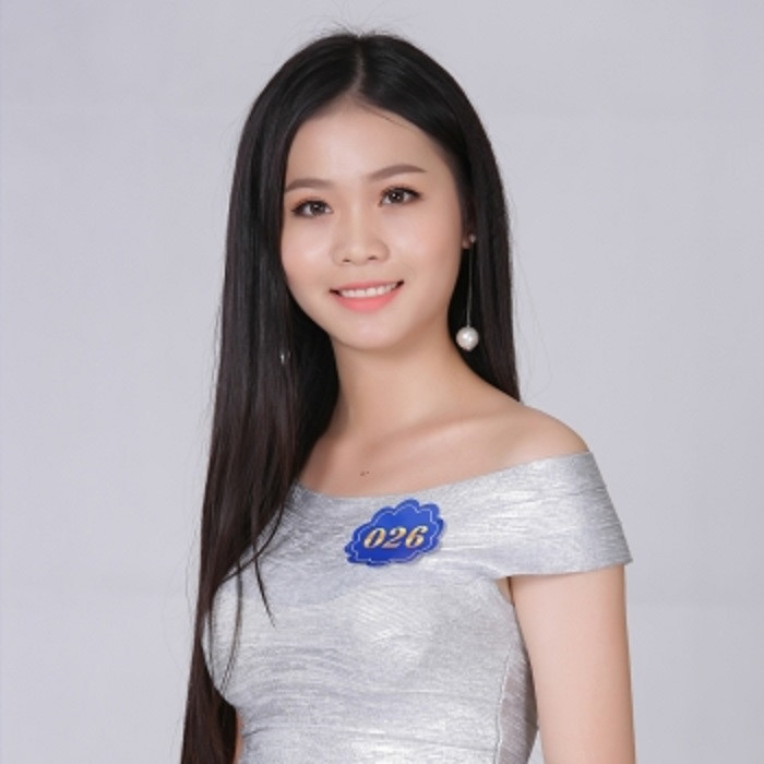 Tân hoa hậu khi mới đăng ký đi thi. Ngoài Nguyễn Thị Kim Ngọc, hai vị trí còn lại trong top 3 thuộc về Nguyễn Ngọc Huyền (Á hậu 1) và Á hậu 2 Nguyễn Phương Khánh.