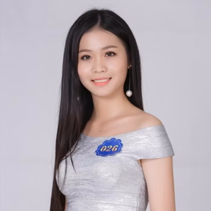 Tân hoa hậu khi mới đăng ký đi thi. Ngoài Nguyễn Thị Kim Ngọc, hai vị trí còn lại trong top 3 thuộc về Nguyễn Ngọc Huyền (Á hậu 1) và Á hậu 2 Nguyễn Phương Khánh.