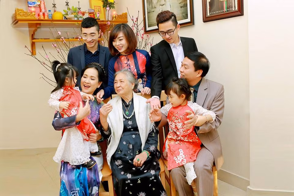 NSND Lan Hương bên gia đình: Ảnh: NVCC