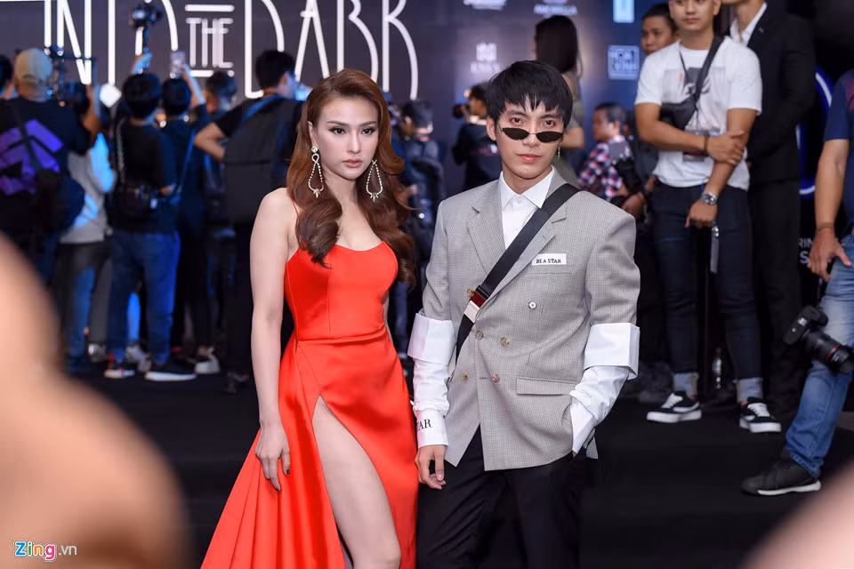 Thời gian gần đây, những hình ảnh mới của Thu Thủy luôn thu hút tranh luận trên mạng xã hội. Cô bị đặt nghi vấn vừa thẩm mỹ tút tát lại nhan sắc. Trước những nghi vấn từ công chúng, nữ ca sĩ 34 tuổi không đưa ra bất kỳ phản hồi nào.