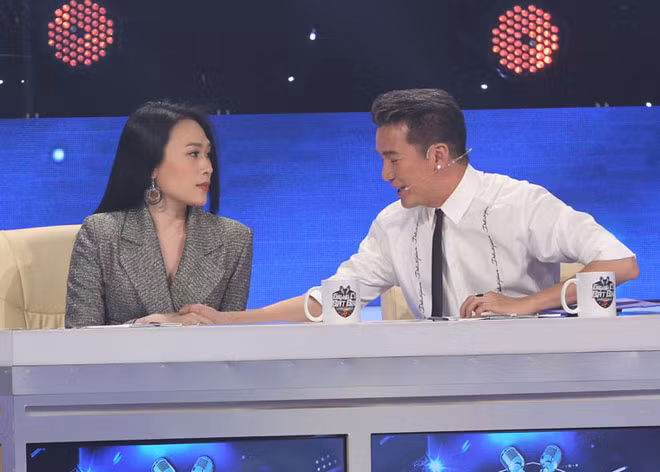 Mr. Đàm nhiều lần nắm tay bày tỏ tình cảm dành cho Mỹ Tâm ngay trên sóng truyền hình.