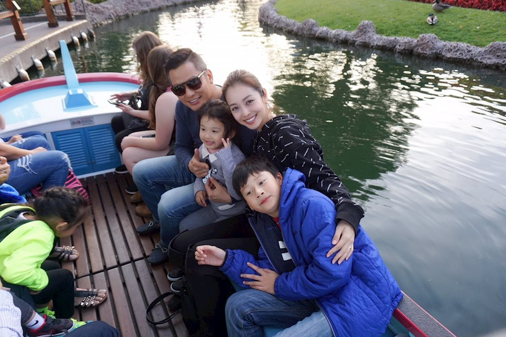 Qua mỹ ăn tết cùng gia đình và con trai Bảo Nam được 3 tuần, Jennifer Phạm và chồng tranh thủ đưa Bảo Nam và em Na đi tham quan choi ở Disneyland, Disney California Adventure.