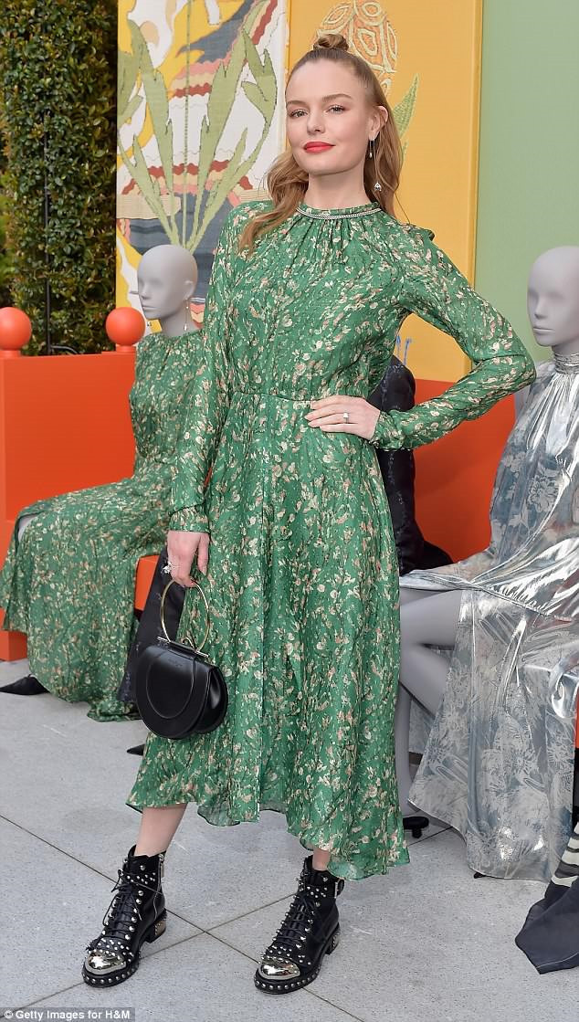 Nữ diễn viên Kate Bosworth góp mặt trong sự kiện, diện váy in hoa sắc xanh. Vẻ cá tính của cô đến từ đôi boots đinh tán hầm hố phối đồng điệu màu sắc với túi xách hình trăng khuyết.