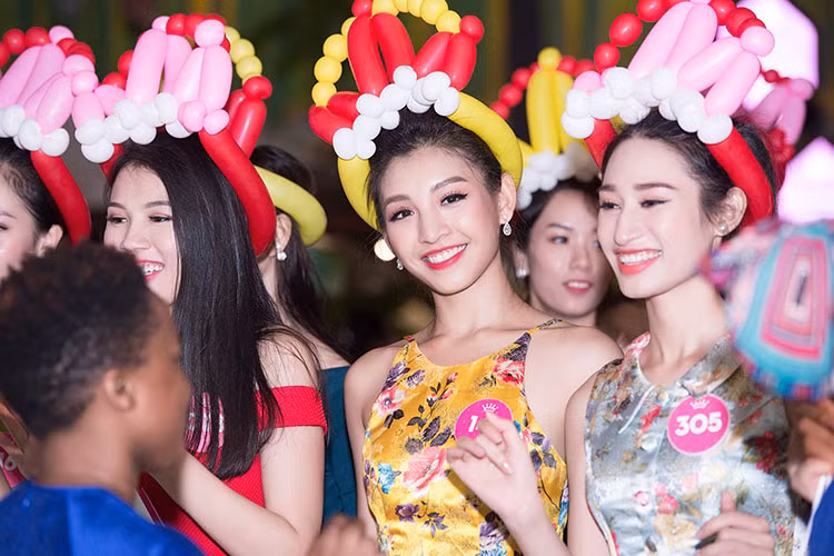 Được biết, vương miện Hoa hậu Việt Nam năm nay sẽ được chế tác đặc biệt, sang trọng hơn, đẹp hơn, giá trị hơn, đánh dấu cột mốc 30 năm hành trình Hoa hậu Việt Nam.