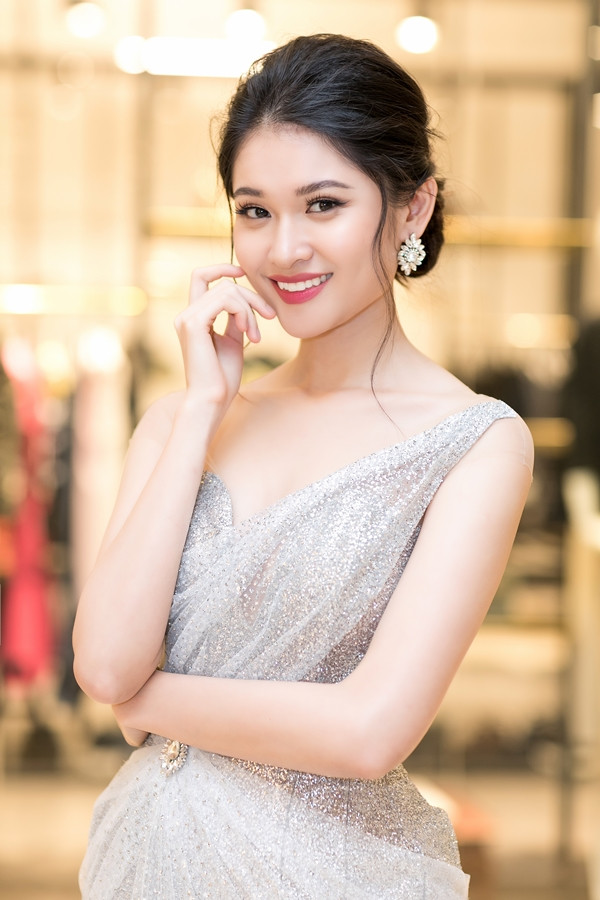 Thùy Dung có vốn tiếng Anh lưu loát, từng đạt 900/990 điểm thi đầu vào Đại học Ngoại thương. Cô cũng theo học thêm tiếng Nhật trong 4 năm là sinh viên.