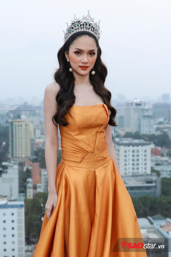 Chia sẻ tại buổi tiệc, Hoa hậu Hương Giang cho biết: “Tôi rất hồi hộp. Tuy nhiên, bằng tấm lòng của mình, tôi muốn gửi lời cảm ơn đến tất cả mọi người, quý vị khán giả đã ủng hộ tôi trong suốt quá trình tham gia cuộc thi”.