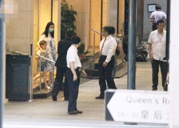 Mới đây, Chu Lệ Thanh - vợ của Lưu Đức Hoa được trông thấy đi ra từ một phòng khám. Cô được cho rằng "bí mật" đến khám thai.