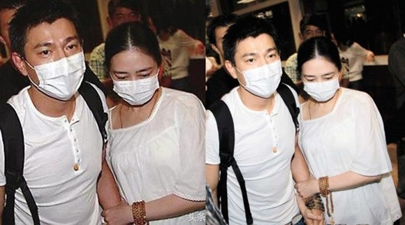 Thiên Vương Lưu Đức Hoa cũng là một người người chồng người cha tốt. Dù là ngôi sao nổi tiếng nhưng anh luôn hết lòng chăm sóc vợ và con gái. Trong những lần xuất hiện hiếm hoi cùng vợ, Lưu Đức Hoa luôn ân cần nắm chặt tay vợ, bảo vệ cô khỏi đám đông đang chen lấn.