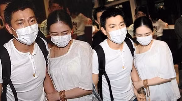 Thiên Vương Lưu Đức Hoa cũng là một người người chồng người cha tốt. Dù là ngôi sao nổi tiếng nhưng anh luôn hết lòng chăm sóc vợ và con gái. Trong những lần xuất hiện hiếm hoi cùng vợ, Lưu Đức Hoa luôn ân cần nắm chặt tay vợ, bảo vệ cô khỏi đám đông đang chen lấn.