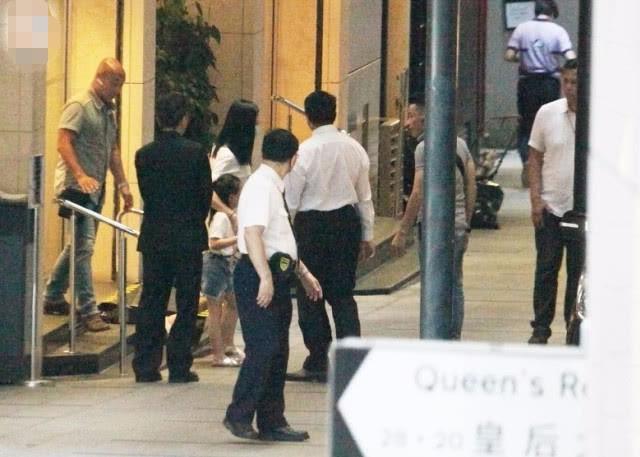 Vòng hai lùm xùm sau chiếc áo rộng càng khiến cư dân mạng tin rằng cô đang mang bầu. Trong lần mang bầu trước, Lưu Đức Hoa đã chăm sóc vợ vô cùng kỹ lưỡng. Để đảm bảo điều kiện tốt nhất cho vợ và con gái, Lưu Đức Hoa đã thuê 4 vệ sĩ và 3 vú em chăm sóc công chúa nhỏ. Anh cũng chi tiền tỷ mua căn hộ cao cấp để cả gia đình được ở thoải mái.