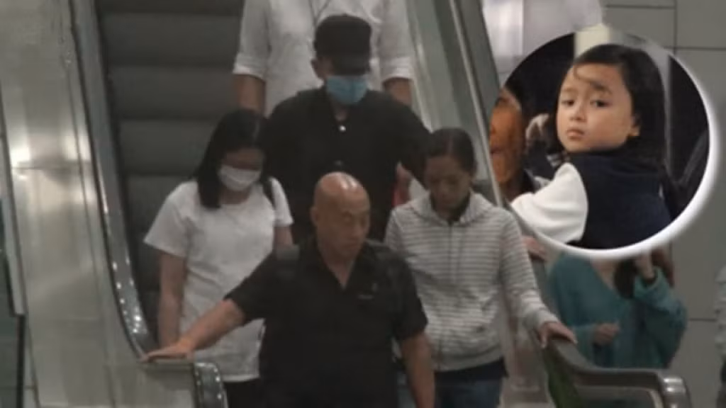 Tháng 3 vừa qua, gia đình Lưu Đức Hoa vừa có chuyến đi đến Malaysia, quê vợ anh. Xuất hiện ở sân bay, cả gia đình lập tức gây chú ý. Cô con gái 6 tuổi của "Thiên vương" Hong Kong được khen là khá xinh xắn với đôi mắt tròn và sống mũi cao. Trong chuyến đi, vì muốn đảm bảo an toàn cho con gái, Thiên vương Hong Kong cần 3 bảo mẫu, 5 vệ sĩ cùng một vài trợ lý để bảo vệ con.