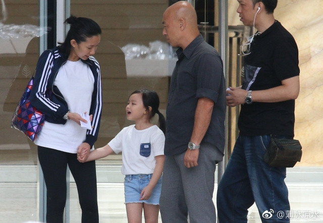 Năm 2008, Lưu Đức Hoa kết hôn cùng Chu Lệ Thanh. Đến 2012 thì sinh con gái đầu lòng. Thời gian đầu, vì không muốn con gái bị giới truyền thông hay người hâm mộ làm phiền, vợ chồng Lưu Đức Hoa giấu kín hình ảnh. Thế nhưng thời gian gần đây, cô bé xuất hiện cùng bố mẹ khá nhiều lần. Cả hai vợ chồng Lưu Đức Hoa cũng không còn quá kỹ lưỡng trong việc bảo vệ hình ảnh công chúa nhỏ.