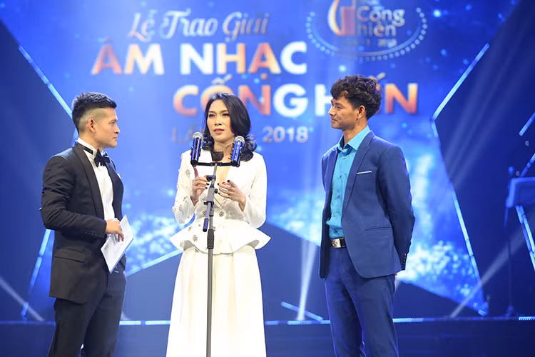 Mỹ Tâm lên nhận giải thay. Ảnh: BTC