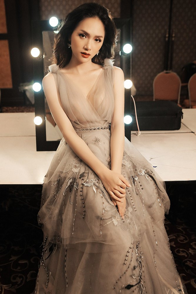 Hình ảnh Hương Giang ở hậu trường sô diễn.