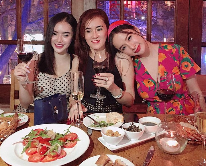 Được biết, dù con gái có nổi tiếng và giàu có nhưng bố mẹ Angela Phương Trinh vẫn rất giản dị. Bố mẹ cô vẫn làm công việc lao động chân tay, mẹ nữ diễn viên bán xôi còn cha cũng mở một quán ốc vỉa hè.