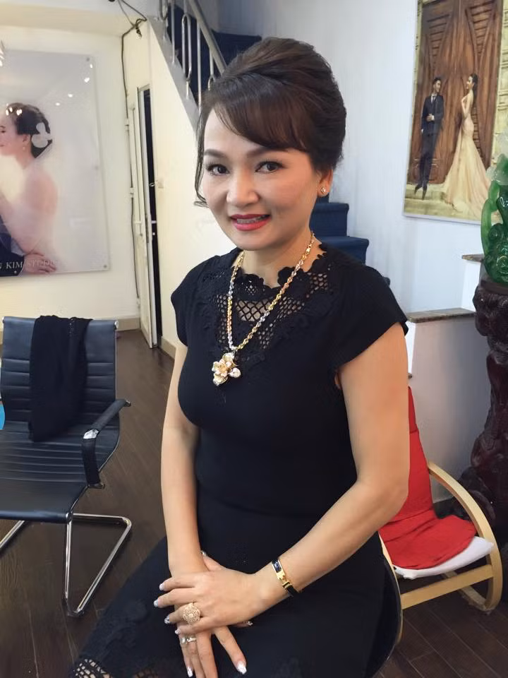 Chị Thêm cũng thường xuyên đưa đón con gái đến các sự kiện trong giới giải trí và nổi bật với gu thời trang sành điệu.