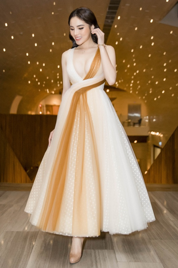 Bộ váy cắt xẻ táo bạo tôn vinh vòng một giúp Hoa hậu Kỳ Duyên vô cùng gợi cảm, cô được đối tác khen ngợi không ngớt nhờ sự xuất hiện lộng lẫy. Để tăng thêm phần hoàn hảo, Kỳ Duyên đã tậu thêm trang sức có giá 1,2 tỷ đồng.