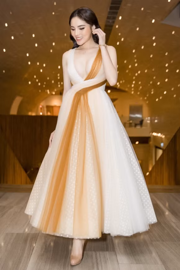 Bộ váy cắt xẻ táo bạo tôn vinh vòng một giúp Hoa hậu Kỳ Duyên vô cùng gợi cảm, cô được đối tác khen ngợi không ngớt nhờ sự xuất hiện lộng lẫy. Để tăng thêm phần hoàn hảo, Kỳ Duyên đã tậu thêm trang sức có giá 1,2 tỷ đồng.