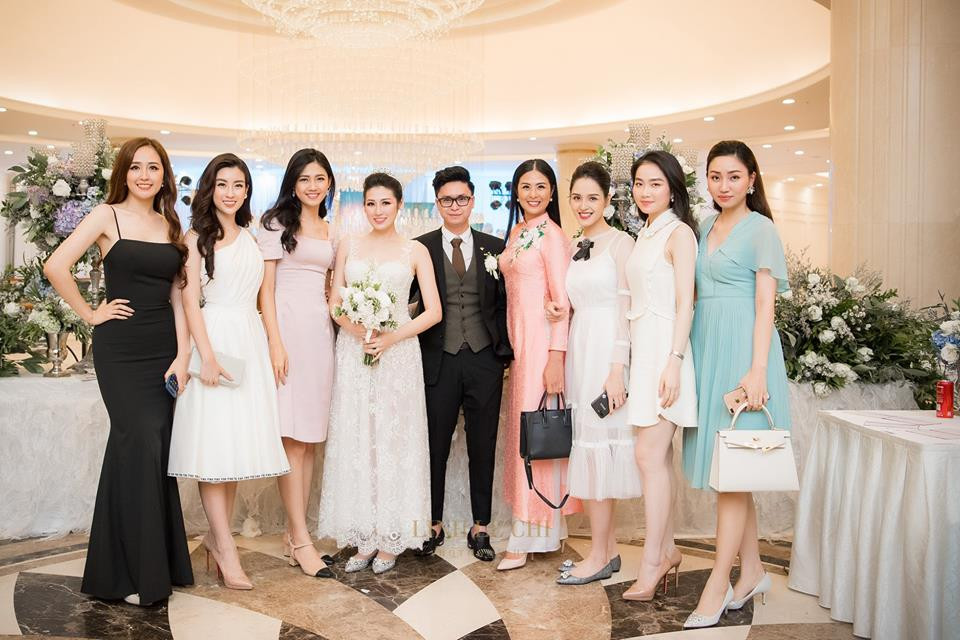 Đám cưới Tú Anh có sự góp mặt của dàn sao khủng. Các người đẹp chụp ảnh kỷ niệm cùng Tú Anh và chú rể.
