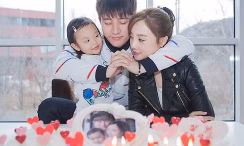 Tin đồn tái hợp của gia đình Giả Nãi Lượng Lý Tiểu Lộ khiến người hâm mộ vui mừng.