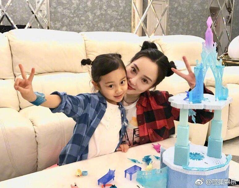 Cô bé Điềm Hinh gần đây luôn xuất hiện bên Lý Tiểu Lộ.