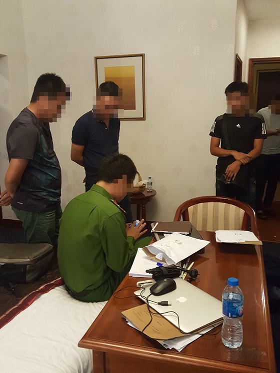 Nhiều tổ trinh sát ập vào nhiều địa điểm ở các tỉnh thành.