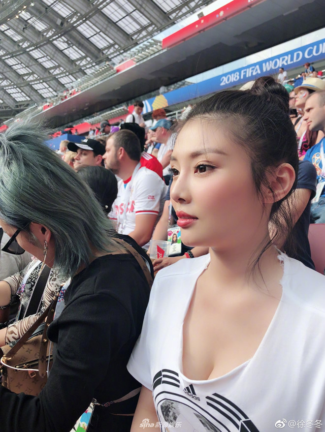 Hình ảnh của cô trên khán đài trước khi xảy ra sự cố.