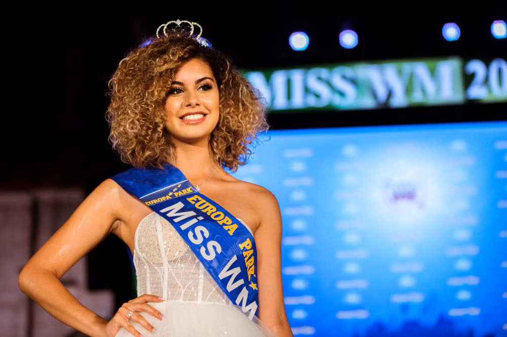 Một trong những yêu cầu bắt buộc đối với các thí sinh tham dự Hoa hậu World Cup là các người đẹp phải có vốn hiểu biết rộng về bóng đá và trong độ tuổi từ 18-33.