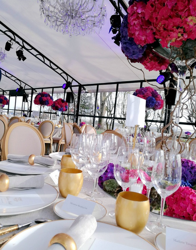 Rất nhiều hoa tươi được chuẩn bị tới từng bàn trong sự kiện này.