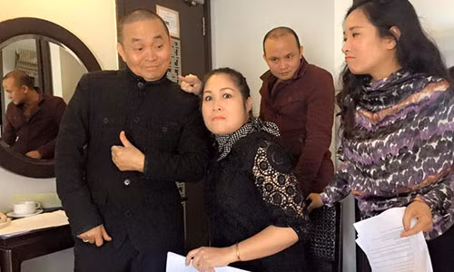 Hai anh em nghệ sĩ Xuân Hinh, Xuân Nghĩa trong hậu trường tập kịch cùng Hồng Vân, Thanh Thanh Hiền