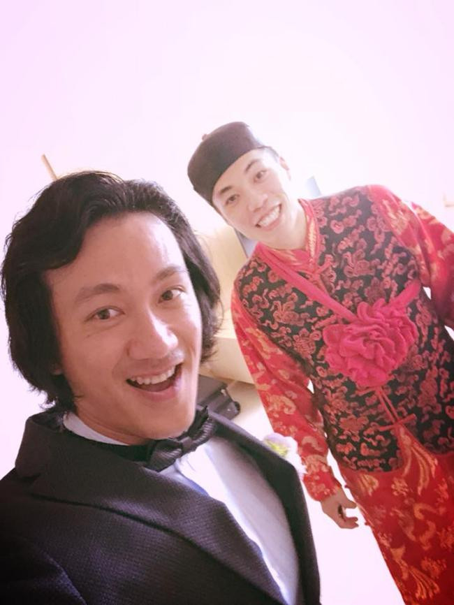 Không thể phủ nhận, mái tóc dài khiến Criss Lai trông lãng tử hơn nhưng anh đã mất dần vẻ điển trai vốn có. Trong nhiều bức hình chia sẻ trên trang cá nhân, Criss Lai lộ rõ sự trưởng thành, phong trần hơn hẳn trước đây.