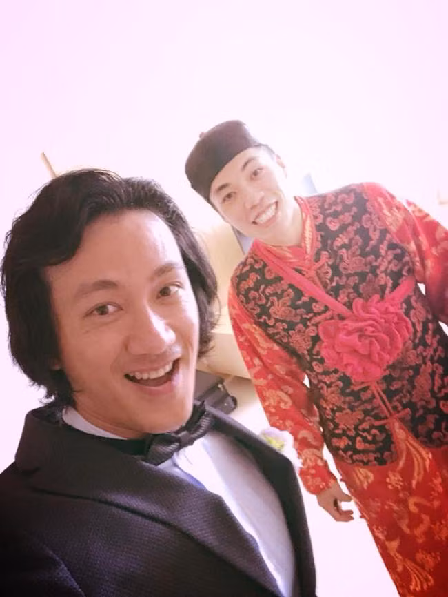 Không thể phủ nhận, mái tóc dài khiến Criss Lai trông lãng tử hơn nhưng anh đã mất dần vẻ điển trai vốn có. Trong nhiều bức hình chia sẻ trên trang cá nhân, Criss Lai lộ rõ sự trưởng thành, phong trần hơn hẳn trước đây.