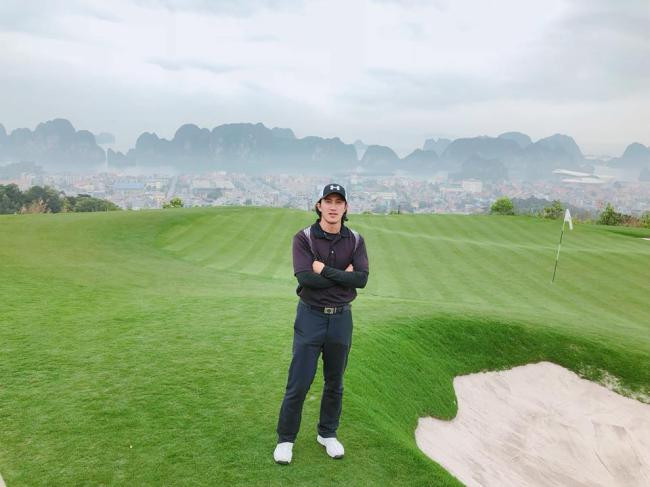 Ngoài việc im tiếng hơn trên truyền thông và trong làng giải trí sau chia tay Hương Giang, Criss Lai còn để tóc dài và chọn cuộc sống khá thư thái.