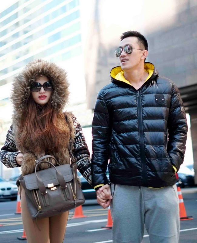 Trước đó, vào tháng 5/2016, Hương Giang đã xác nhận đã chia tay Criss Lai tại buổi họp báo ra mắt MV mới. Cô cho biết cả hai quyết định đường ai nấy đi vì không phù hợp trong cách suy nghĩ, cặp đôi thậm chí đã chia tay trước khi tham gia chương trình Cuộc đua kỳ thú 2016.