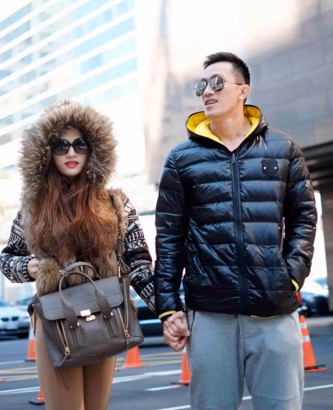 Trước đó, vào tháng 5/2016, Hương Giang đã xác nhận đã chia tay Criss Lai tại buổi họp báo ra mắt MV mới. Cô cho biết cả hai quyết định đường ai nấy đi vì không phù hợp trong cách suy nghĩ, cặp đôi thậm chí đã chia tay trước khi tham gia chương trình Cuộc đua kỳ thú 2016.