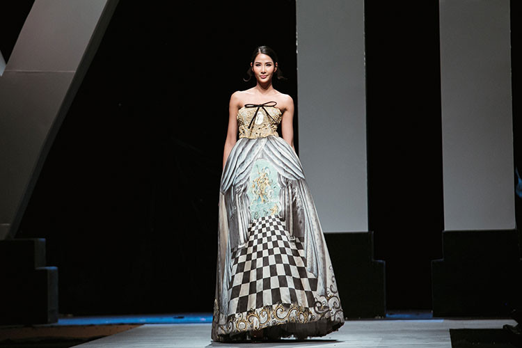 Có kinh nghiệm nhiều năm làm mẫu nên phần trình diễn của Hoàng Thùy thể hiện sự chuyên nghiệp, ấn tượng.