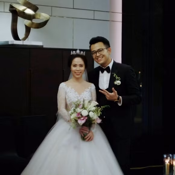 MC Bùi Đức Bảo sinh năm 1987, tốt nghiệp Đại học Bách Khoa - Hà Nội. Anh đã từng giành giải Én Vàng năm 2013 (Cuộc thi Người dẫn chương trình truyền hình). Hiện Đức Bảo đang là một MC khá quen thuộc khi đảm nhiệm nhiều chương trình truyền hình như “Chúng tôi là chiến sĩ”, “Cà phê sáng với VTV3”...