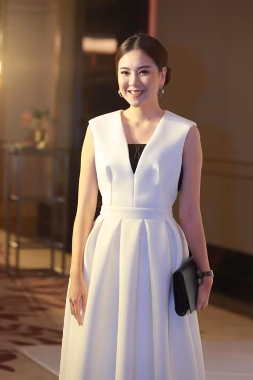 MC Mai Ngọc rạng rỡ tại tiệc cưới.