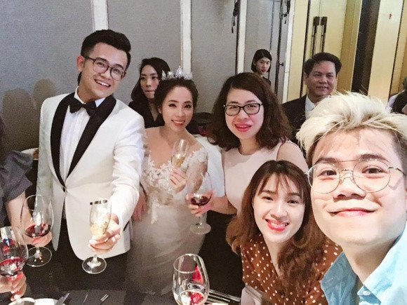 Đinh Mạnh Ninh chụp ảnh cùng bạn bè và cô dâu chú rể.