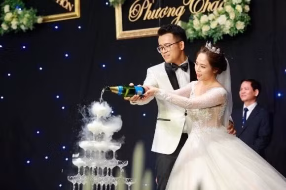 MC Đức Bảo và vợ tổ chức đám cưới tại Hà Nội vào tối 2/4.