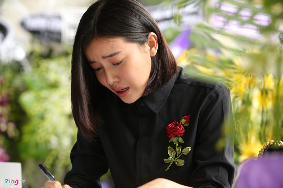 Cao Thái Hà khóc nức nở khi đến đám tang Thanh Hoàng. Cô luôn gọi nghệ sĩ gạo cội là tía, xưng con sau nhiều lần hai người vào vai cha con trên phim.