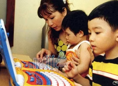 Hoa hậu Việt Nam 1988 bên 2 con.