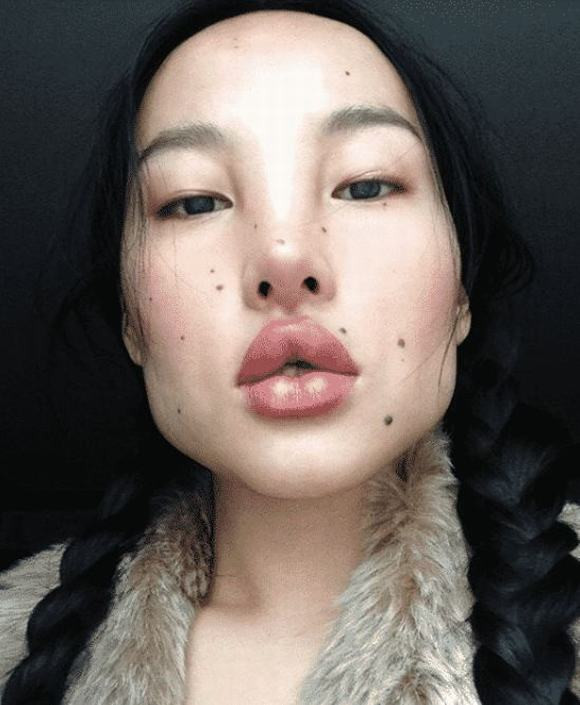 Người mẫu mới nổi này có tên Tsunaina, đến từ Tây Tạng và hiện đang sống ở Anh. Cô có đôi mắt tuyệt đẹp, đôi môi cong quyết rũ và những nốt mụn ruồi trải dài khắp gương mặt.