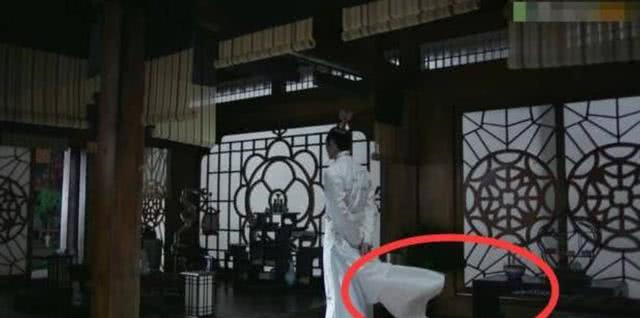 Cảnh lộ dây thép khiến vạt áo của nam chính bị kéo căng trong phim.