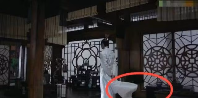 Cảnh lộ dây thép khiến vạt áo của nam chính bị kéo căng trong phim.